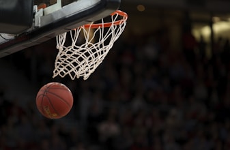 NBA夏季联赛比赛画面 - 新秀球员展示才华
